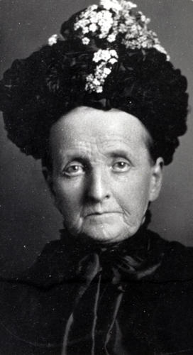 Georgina McDonald 1880 hat portrait