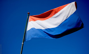 Image of the Dutch flag flying on a flag pole